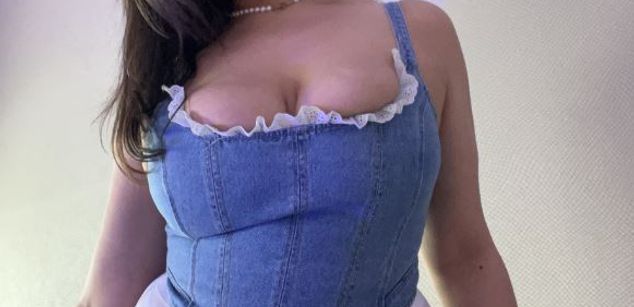 Model - Luna Night feet