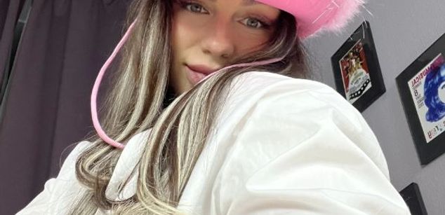 Model - Luna Night feet