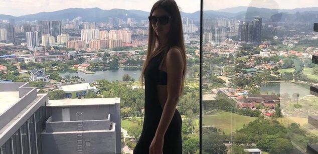 Model - Dreamy Alice feet