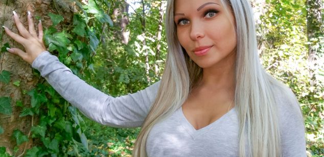 Model - Goddess Barbie Femdom Hottie joi