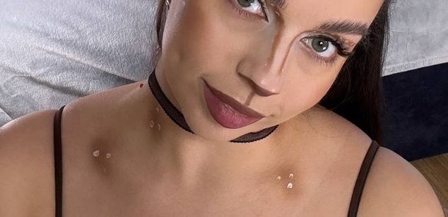 Model - Luna Night feet