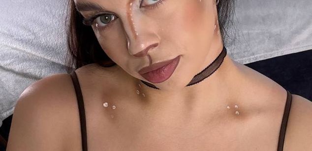 Model - Luna Night feet