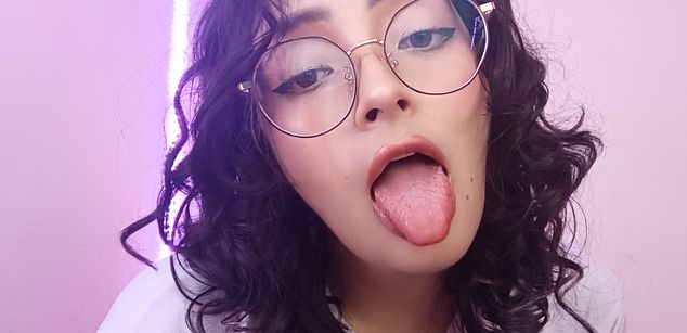 Model - Manu Meow squirt