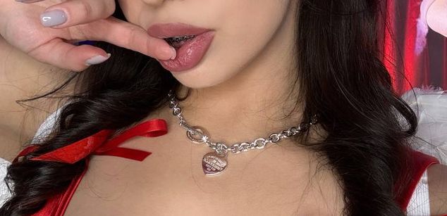 Model - Luna Night feet