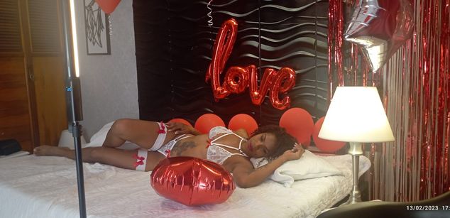 Model - Alondra Garzon curly