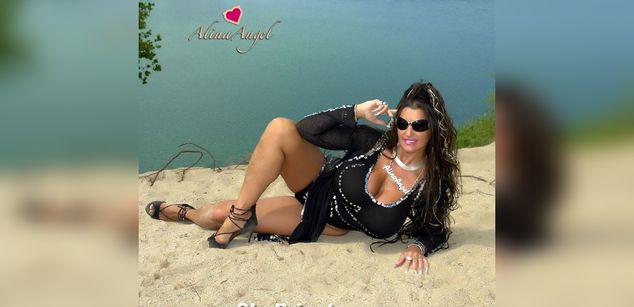 Model - Alina Angel curves