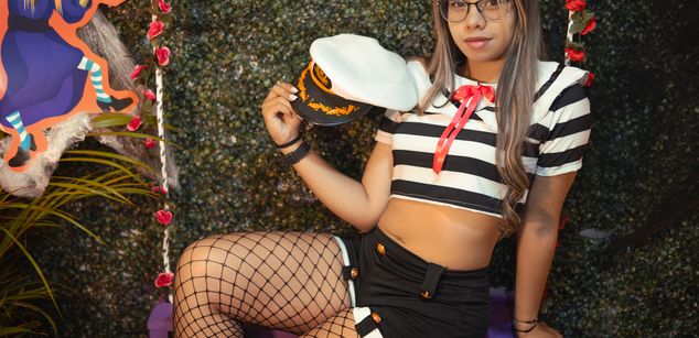 Model - Vahiolet_smith young