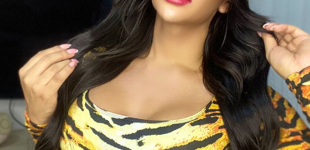 Model - Laura Candice asshole