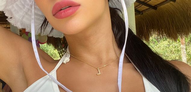 Model - Laura Candice asshole