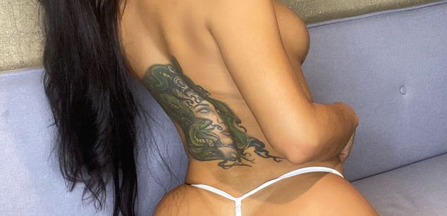 Model - Laura Candice asshole