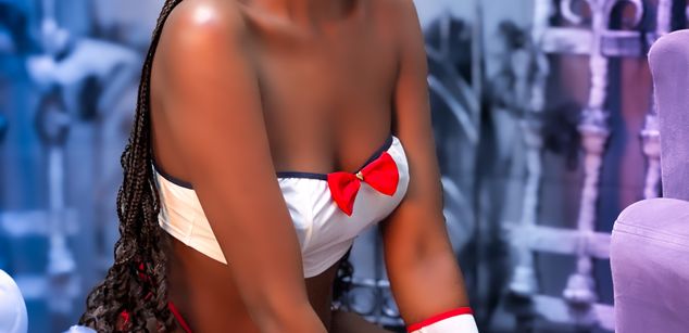 Model - khloe queen lingerie