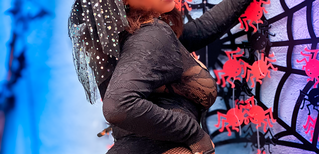 Model - sarah kingstone brunette