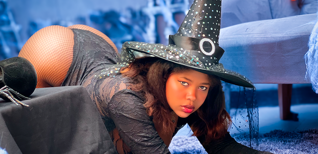 Model - sarah kingstone brunette