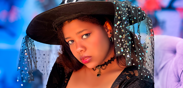 Model - sarah kingstone brunette