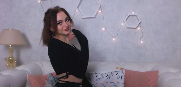 Model - LucyGoldi joi