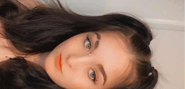 Model - Violet Syns slim