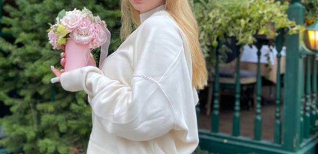 Model - ErinForest Blonde