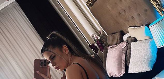 Model - ChristinePlay kinky