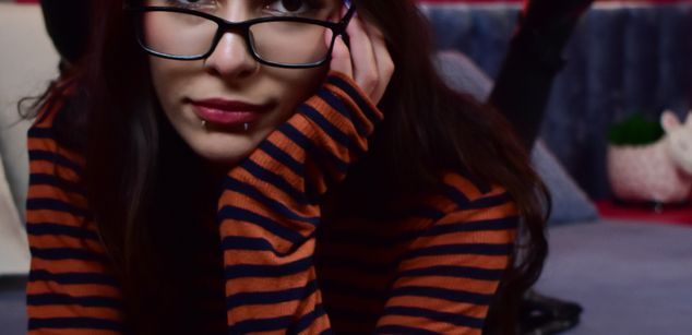 Model - Molly fingering