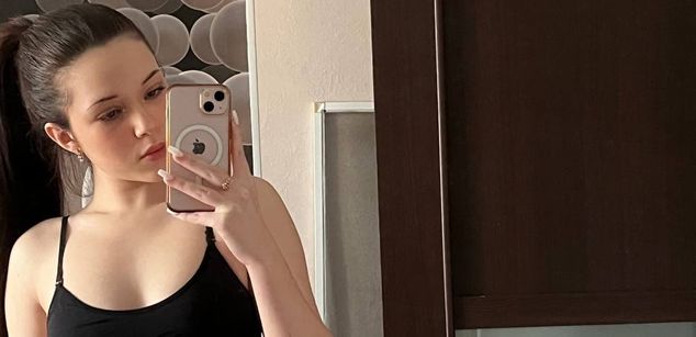 Model - Vasillisa shaved