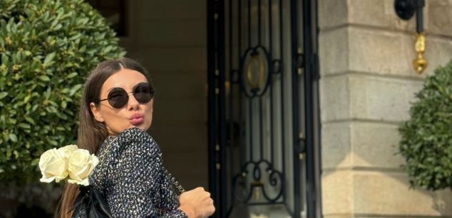 Model - Zoi Lavino brunette