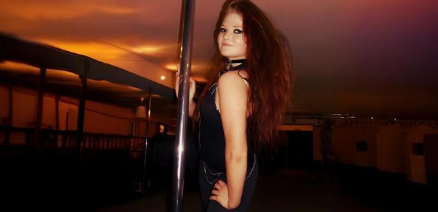 Model - AliceKatanaX striptease