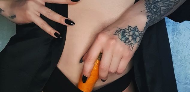 Model - AnnaLu strapon