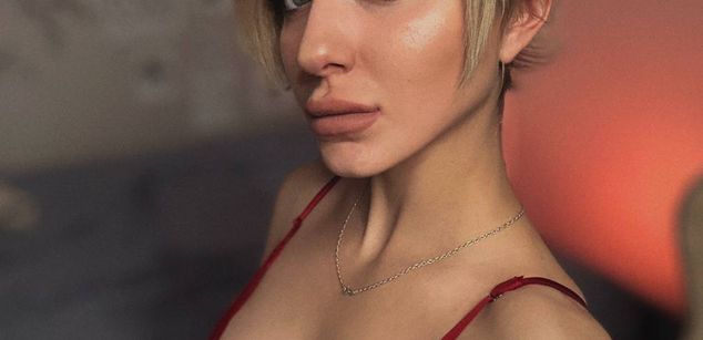 Model - Chloe blonde