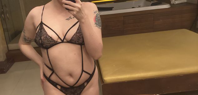 Model - Violet squirt