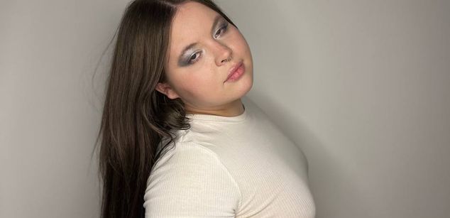 Model - Lisa smalltits