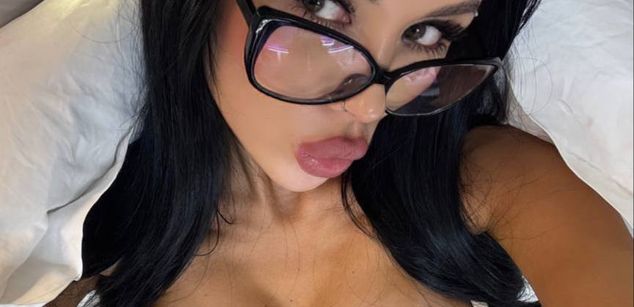 Model - kimberry brunette