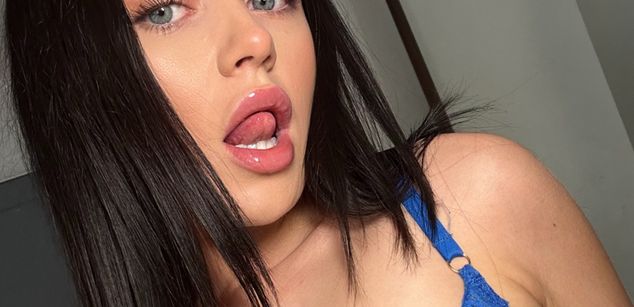 Model - PerriePlays charming