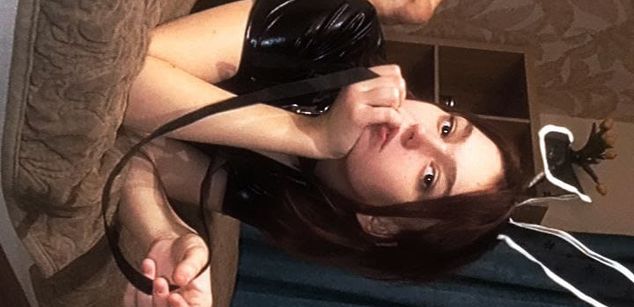 Model - LucyGoldi joi