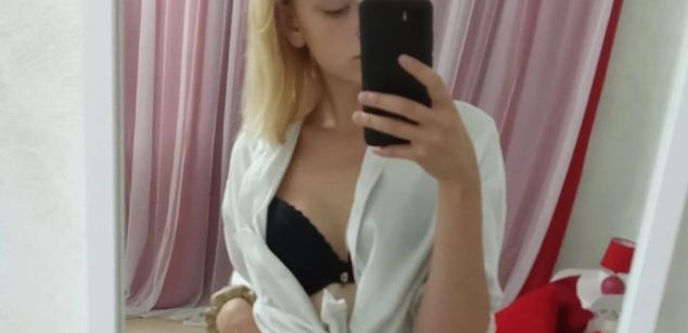 Model - LucyGoldi joi