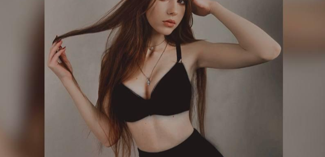 Model - NicoleCaramel striptease