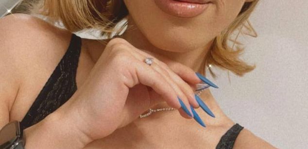 Model - Mia Bloom bigass