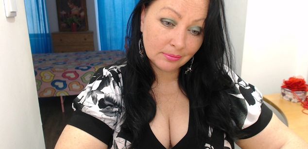 Model - BruneteBBW heels