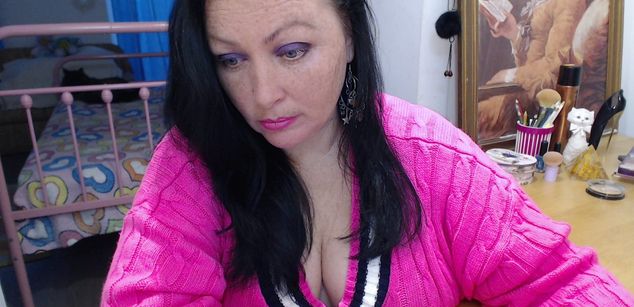 Model - BruneteBBW heels