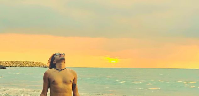 Model - crespo sabroso oil