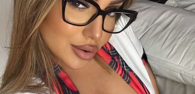 Model - AnnaSage pantyhose