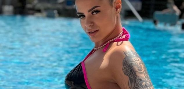 Model - Deborah twerk