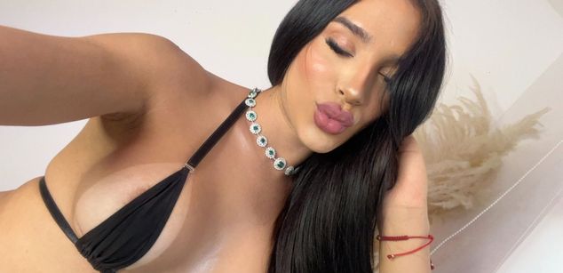 Model - Aly Queen cum