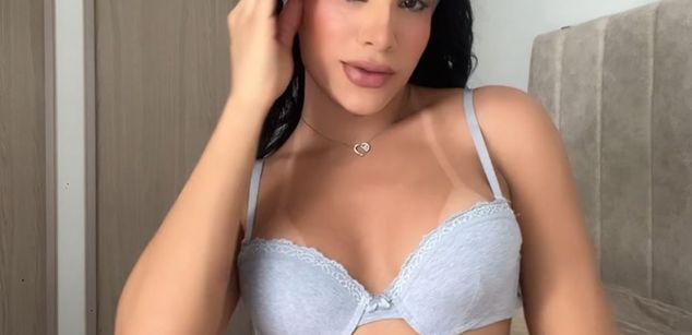 Model - Aly Queen cum