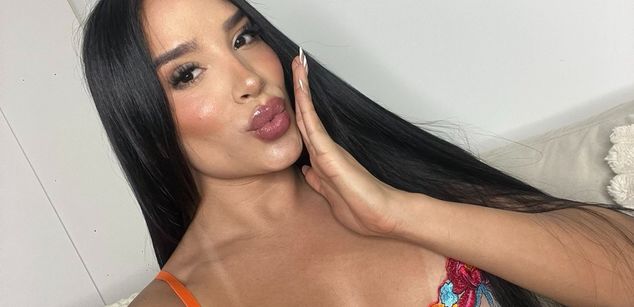 Model - Aly Queen cum