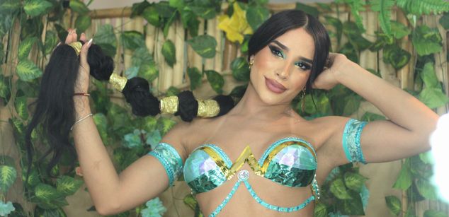 Model - Aly Queen cum