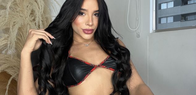 Model - Aly Queen cum