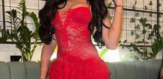 Model - Aly Queen cum