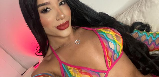 Model - Aly Queen cum