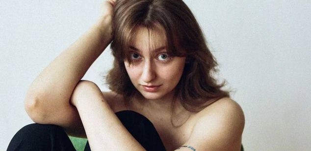 Model - Esmi bigboobs