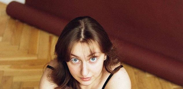 Model - Esmi bigboobs